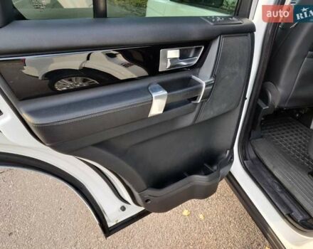 Білий Ленд Ровер Діскавері, об'ємом двигуна 3 л та пробігом 316 тис. км за 14800 $, фото 26 на Automoto.ua