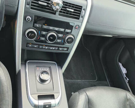 Білий Ленд Ровер Діскавері, об'ємом двигуна 2 л та пробігом 123 тис. км за 17200 $, фото 13 на Automoto.ua