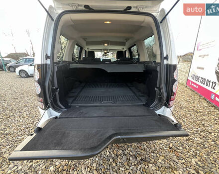 Білий Ленд Ровер Діскавері, об'ємом двигуна 2.99 л та пробігом 140 тис. км за 23999 $, фото 37 на Automoto.ua