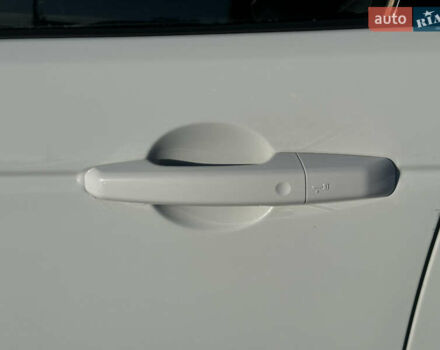 Белый Ленд Ровер Дискавери, объемом двигателя 2 л и пробегом 131 тыс. км за 15500 $, фото 13 на Automoto.ua