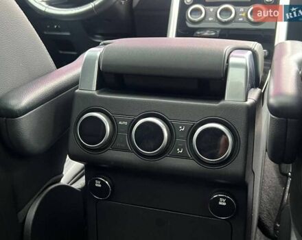 Білий Ленд Ровер Діскавері, об'ємом двигуна 3 л та пробігом 170 тис. км за 29990 $, фото 38 на Automoto.ua