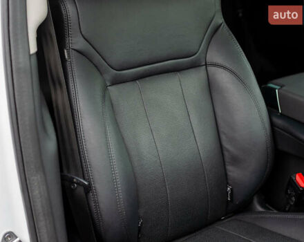 Белый Ленд Ровер Дискавери, объемом двигателя 2 л и пробегом 115 тыс. км за 35555 $, фото 34 на Automoto.ua