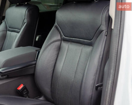 Белый Ленд Ровер Дискавери, объемом двигателя 2 л и пробегом 115 тыс. км за 35555 $, фото 30 на Automoto.ua