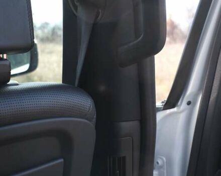 Білий Ленд Ровер Діскавері, об'ємом двигуна 3 л та пробігом 156 тис. км за 33000 $, фото 27 на Automoto.ua