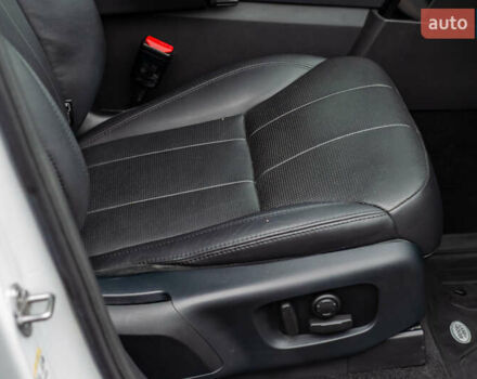 Белый Ленд Ровер Дискавери, объемом двигателя 2 л и пробегом 115 тыс. км за 35555 $, фото 35 на Automoto.ua