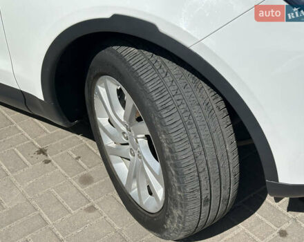 Білий Ленд Ровер Діскавері, об'ємом двигуна 3 л та пробігом 73 тис. км за 35600 $, фото 5 на Automoto.ua