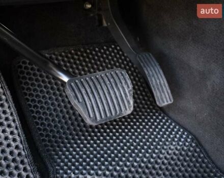 Білий Ленд Ровер Діскавері, об'ємом двигуна 3 л та пробігом 156 тис. км за 33000 $, фото 19 на Automoto.ua