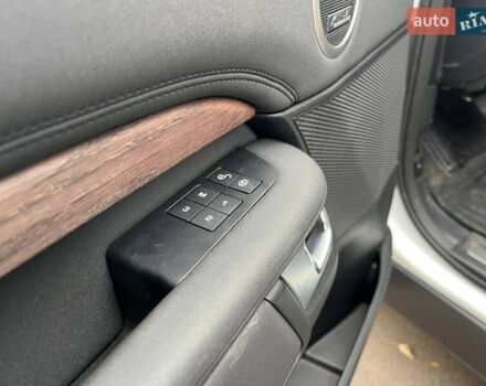 Білий Ленд Ровер Діскавері, об'ємом двигуна 3 л та пробігом 68 тис. км за 45990 $, фото 15 на Automoto.ua