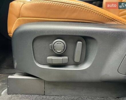 Білий Ленд Ровер Діскавері, об'ємом двигуна 3 л та пробігом 68 тис. км за 45990 $, фото 14 на Automoto.ua