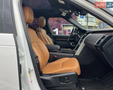 Білий Ленд Ровер Діскавері, об'ємом двигуна 3 л та пробігом 68 тис. км за 45990 $, фото 10 на Automoto.ua