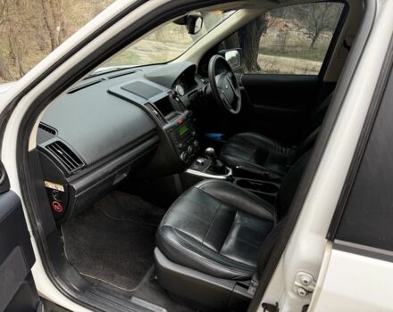 Белый Ленд Ровер Фрилендер, объемом двигателя 2.2 л и пробегом 225 тыс. км за 5000 $, фото 9 на Automoto.ua