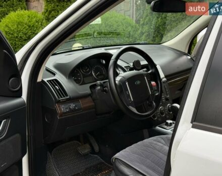 Білий Ленд Ровер Freelander, об'ємом двигуна 2.18 л та пробігом 295 тис. км за 13700 $, фото 4 на Automoto.ua