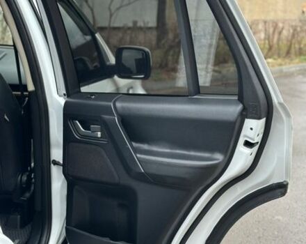 Белый Ленд Ровер Фрилендер, объемом двигателя 2.18 л и пробегом 275 тыс. км за 14200 $, фото 26 на Automoto.ua