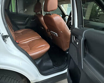 Белый Ленд Ровер Фрилендер, объемом двигателя 2.2 л и пробегом 288 тыс. км за 14000 $, фото 8 на Automoto.ua