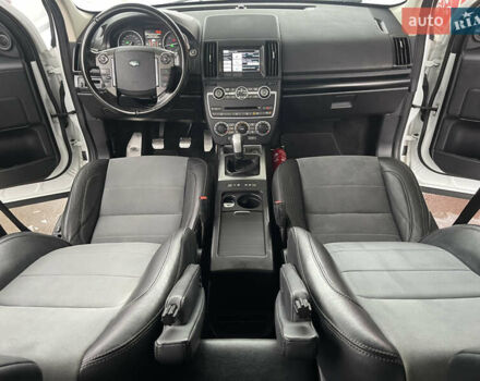 Белый Ленд Ровер Фрилендер, объемом двигателя 2.2 л и пробегом 207 тыс. км за 13950 $, фото 6 на Automoto.ua
