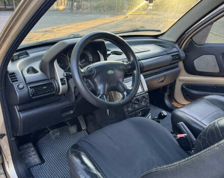 Желтый Ленд Ровер Фрилендер, объемом двигателя 1.95 л и пробегом 364 тыс. км за 7000 $, фото 10 на Automoto.ua