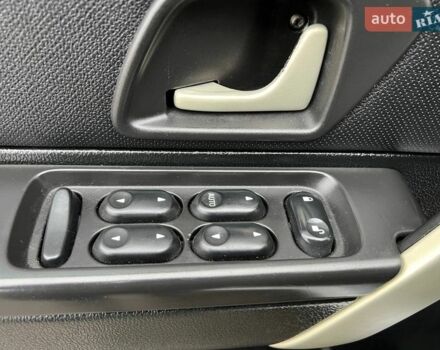 Сірий Ленд Ровер Freelander, об'ємом двигуна 2 л та пробігом 307 тис. км за 8000 $, фото 11 на Automoto.ua