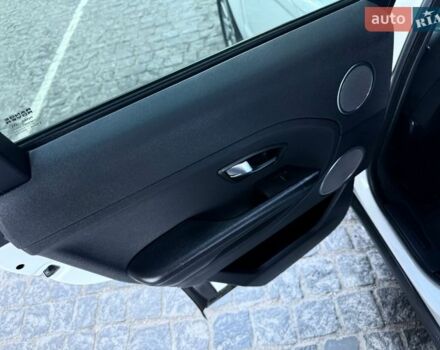 Белый Ленд Ровер Рендж Ровер Эвок, объемом двигателя 2 л и пробегом 168 тыс. км за 17400 $, фото 72 на Automoto.ua