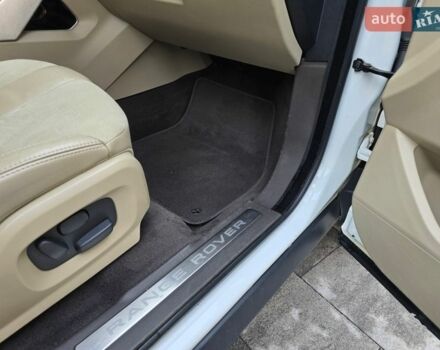 Білий Ленд Ровер Рендж Ровер Евок, об'ємом двигуна 2 л та пробігом 120 тис. км за 14600 $, фото 39 на Automoto.ua