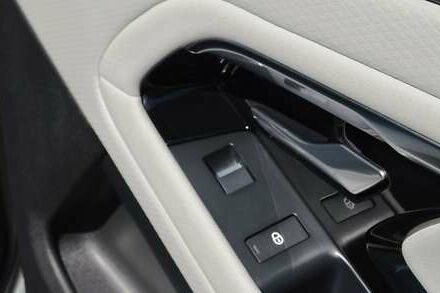 Білий Ленд Ровер Рендж Ровер Евок, об'ємом двигуна 2 л та пробігом 70 тис. км за 33900 $, фото 39 на Automoto.ua