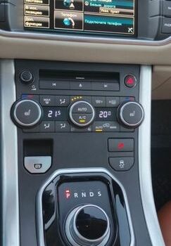 Чорний Ленд Ровер Рендж Ровер Евок, об'ємом двигуна 2.18 л та пробігом 286 тис. км за 17800 $, фото 8 на Automoto.ua