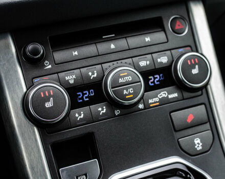 Зелений Ленд Ровер Рендж Ровер Евок, об'ємом двигуна 2 л та пробігом 94 тис. км за 25000 $, фото 30 на Automoto.ua