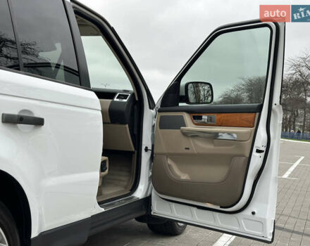 Білий Ленд Ровер Range Rover Sport, об'ємом двигуна 5 л та пробігом 120 тис. км за 13500 $, фото 49 на Automoto.ua