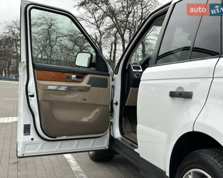 Білий Ленд Ровер Range Rover Sport, об'ємом двигуна 5 л та пробігом 120 тис. км за 13500 $, фото 58 на Automoto.ua