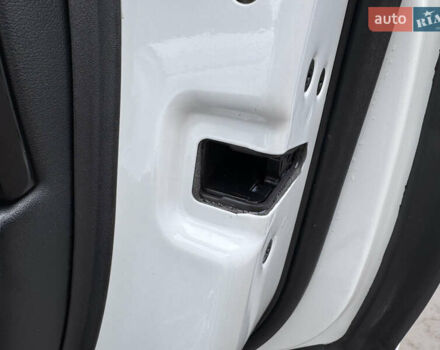 Білий Ленд Ровер Range Rover Sport, об'ємом двигуна 3 л та пробігом 268 тис. км за 16999 $, фото 23 на Automoto.ua