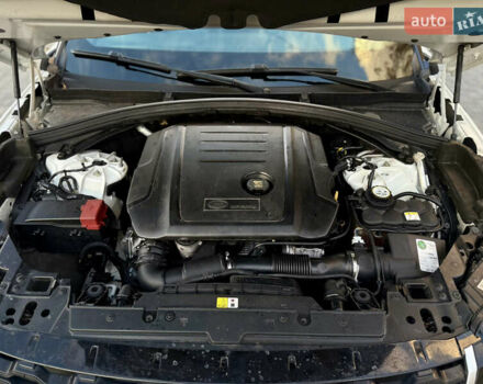 Белый Ленд Ровер Рендж Ровер Велар, объемом двигателя 2 л и пробегом 134 тыс. км за 33999 $, фото 92 на Automoto.ua