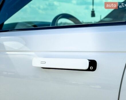 Білий Ленд Ровер Рендж Ровер Велар, об'ємом двигуна 2 л та пробігом 134 тис. км за 28999 $, фото 44 на Automoto.ua