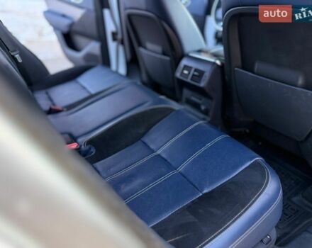 Белый Ленд Ровер Рендж Ровер Велар, объемом двигателя 2 л и пробегом 134 тыс. км за 29999 $, фото 75 на Automoto.ua