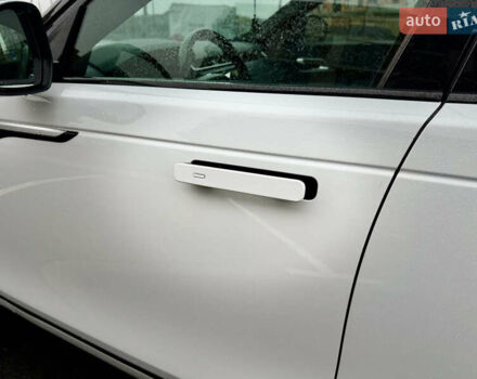 Белый Ленд Ровер Рендж Ровер Велар, объемом двигателя 2 л и пробегом 130 тыс. км за 32500 $, фото 43 на Automoto.ua