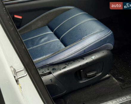 Белый Ленд Ровер Рендж Ровер Велар, объемом двигателя 2 л и пробегом 130 тыс. км за 32500 $, фото 67 на Automoto.ua