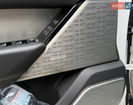 Белый Ленд Ровер Рендж Ровер Велар, объемом двигателя 2 л и пробегом 92 тыс. км за 35300 $, фото 10 на Automoto.ua