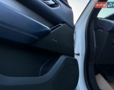 Белый Ленд Ровер Рендж Ровер Велар, объемом двигателя 2 л и пробегом 134 тыс. км за 29999 $, фото 61 на Automoto.ua