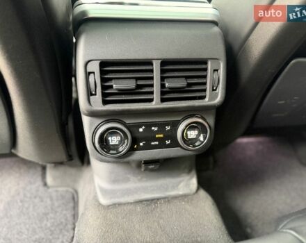 Белый Ленд Ровер Рендж Ровер Велар, объемом двигателя 2 л и пробегом 92 тыс. км за 35300 $, фото 12 на Automoto.ua