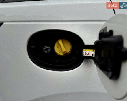 Белый Ленд Ровер Рендж Ровер Велар, объемом двигателя 2 л и пробегом 130 тыс. км за 32500 $, фото 56 на Automoto.ua