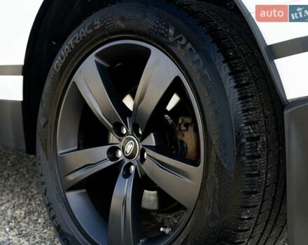 Білий Ленд Ровер Рендж Ровер Велар, об'ємом двигуна 2 л та пробігом 134 тис. км за 28999 $, фото 37 на Automoto.ua