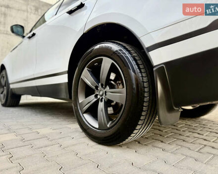 Белый Ленд Ровер Рендж Ровер Велар, объемом двигателя 2 л и пробегом 134 тыс. км за 33999 $, фото 41 на Automoto.ua