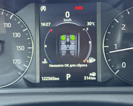 Белый Ленд Ровер Рендж Ровер Велар, объемом двигателя 2 л и пробегом 124 тыс. км за 32300 $, фото 29 на Automoto.ua