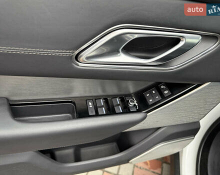 Белый Ленд Ровер Рендж Ровер Велар, объемом двигателя 2 л и пробегом 87 тыс. км за 33300 $, фото 33 на Automoto.ua