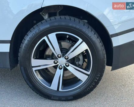 Белый Ленд Ровер Рендж Ровер Велар, объемом двигателя 2 л и пробегом 188 тыс. км за 28700 $, фото 11 на Automoto.ua