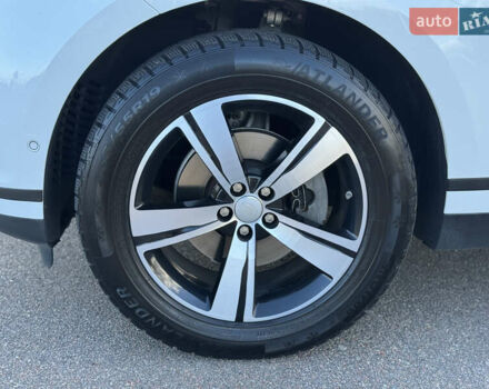 Белый Ленд Ровер Рендж Ровер Велар, объемом двигателя 2 л и пробегом 188 тыс. км за 28700 $, фото 12 на Automoto.ua