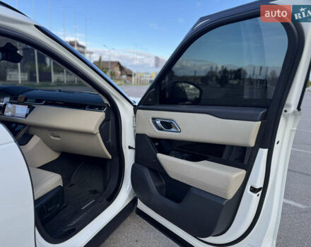 Белый Ленд Ровер Рендж Ровер Велар, объемом двигателя 2 л и пробегом 188 тыс. км за 28700 $, фото 18 на Automoto.ua