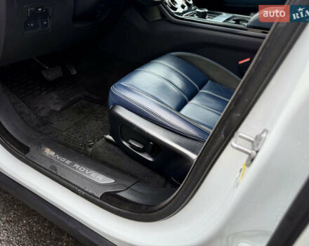 Белый Ленд Ровер Рендж Ровер Велар, объемом двигателя 2 л и пробегом 130 тыс. км за 32500 $, фото 46 на Automoto.ua