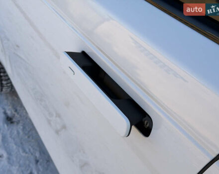 Білий Ленд Ровер Рендж Ровер Велар, об'ємом двигуна 2 л та пробігом 88 тис. км за 35900 $, фото 7 на Automoto.ua