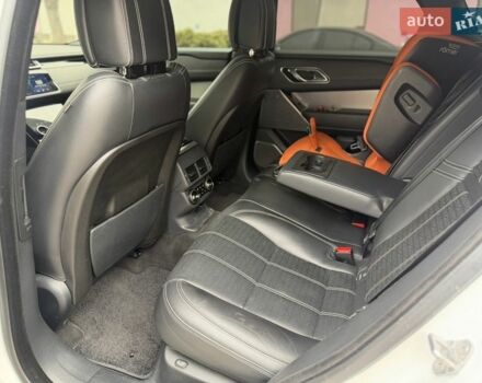 Белый Ленд Ровер Рендж Ровер Велар, объемом двигателя 2 л и пробегом 92 тыс. км за 35300 $, фото 11 на Automoto.ua