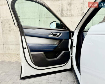 Белый Ленд Ровер Рендж Ровер Велар, объемом двигателя 2 л и пробегом 134 тыс. км за 33999 $, фото 49 на Automoto.ua