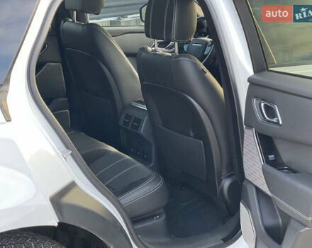 Білий Ленд Ровер Рендж Ровер Велар, об'ємом двигуна 2 л та пробігом 209 тис. км за 31999 $, фото 67 на Automoto.ua